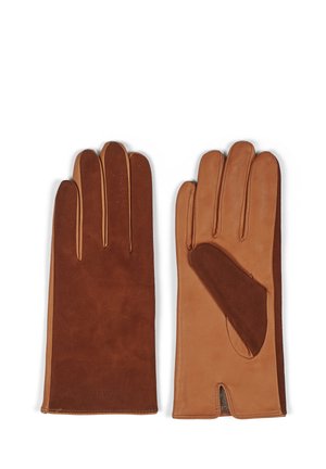Brune lærhanske med en blød, glat tekstur, med en kontrasterende mørkere brun lap på undersiden af tommelfingeren og et udskåret design.