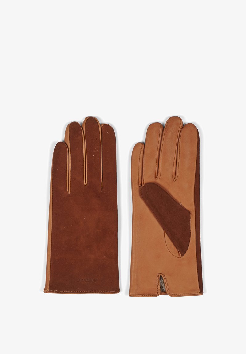 Brune lærhanske med en blød, glat tekstur, med en kontrasterende mørkere brun lap på undersiden af tommelfingeren og et udskåret design.