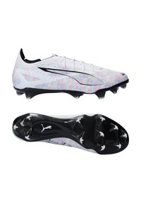 Scarpe da calcio con tomaia bianca decorata da motivi a gradiente iridescenti, dettagli neri e suola nera texturizzata con tacchetti bianchi.