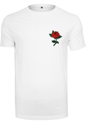 Weißes Baumwoll-T-Shirt mit einem roten Rosenmotiv und grünen Blättern, stickt auf der linken Brustseite. Kurze Ärmel, runder Hals.