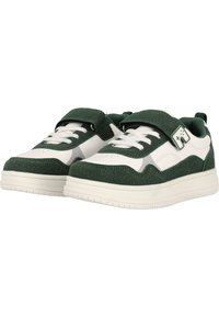 Zapatillas de ante verde y sintético blanco con una correa de velcro, superficie texturada y un sutil logotipo en el lateral. Punta redonda y suela acolchada.
