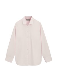 Světle růžová košile s dlouhým rukávem na knoflíky s límečkem a manžetami, položena naplocho na bílém pozadí.