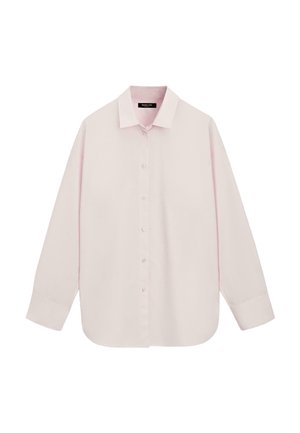 Jasnoróżowa, długorękawowa koszula na guziki z kołnierzykiem i mankietami, rozłożona płasko na białym tle.