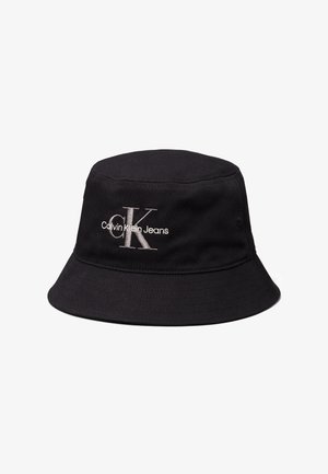 Cappello a secchiello nero in cotone canvas. Presenta un logo ricamato "Calvin Klein Jeans" e un monogramma "CK" sul pannello anteriore.
