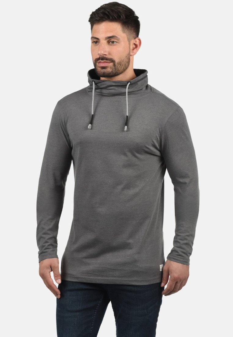 Grijze hoodie met lange mouwen, gemaakt van zacht materiaal, met een hoge kraag, verstelbare trekkoorden en een getailleerd ontwerp.