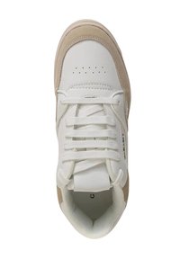 Sneaker bianco in pelle con accenti in suede beige, design con lacci, area delle dita perforata e colletto imbottito. Suola in gomma testurizzata.