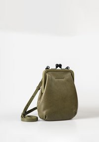 Olivengrüne Lederhandtasche mit runder Form, Metallverschluss, verstellbarem Schulterriemen und strukturiertem Oberflächenmuster.