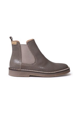 Brown leren Chelsea boot met textuur, voorzien van elastische panelen en een platte zool, met een contrasterende gestikte rand en een trekband.