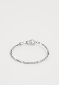 Bracciale in filo d'argento con un design attorcigliato, dotato di un fermo con piccole pietre incastonate per un tocco di dettaglio in più. Finitura liscia e metallica.