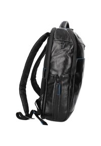 Zaino in pelle nera con spallacci imbottiti regolabili, tasche laterali e dettagli blu. Texture liscia, forma aerodinamica e scomparti con zip.