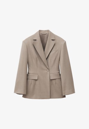 Blazer beige ajusté avec de larges revers, un bouton unique à l'avant, deux poches à rabat et une poche poitrine passepoilée, conçu pour une coupe structurée.