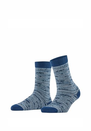 Paar blau-weißer, gemusterter Socken in mittlerer Schaftlänge mit einfarbigen blauen Spitzen, Fersen und Bündchen auf weißem Hintergrund.