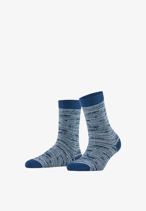 Para niebiesko-białych skarpet sięgających do połowy łydki z jednolitymi, niebieskimi palcami, piętami i ściągaczami na białym tle.