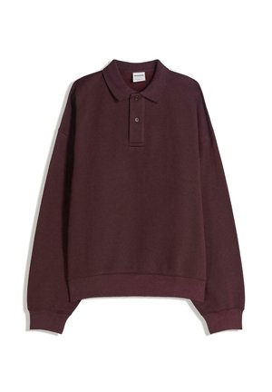 Sweat-shirt bordeaux à manches longues, col polo, patte à trois boutons et coupe décontractée. Confectionné en tissu doux avec des poignets côtelés.