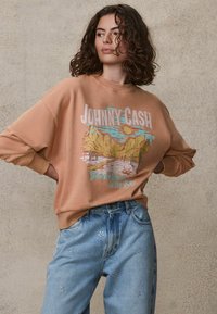 Next LICENCE JOHNNY CASH OFFICIAL GRAPHIC WASHED SLOGAN  - Mikina - pink coral