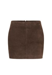 Hnědá semišová minisukně s hladkým povrchem, jednoduchého designu, se zapínáním na zip vzadu a bez dalších ozdob.