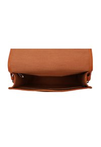 Bruine canvas tas met een gestructureerde rechthoekige vorm, voorzien van een glad interieur en een ritsluiting. Gestikte randen en robuuste hardware.