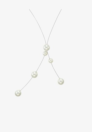 Perlenkette mit mehreren runden weißen Perlen unterschiedlicher Größen auf einem dünnen silbernen Draht, der ein asymmetrisches Design bildet.