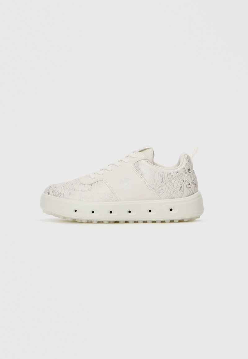 Sneaker bianchi a taglio basso con sottili motivi astratti, collazione con lacci, e una suola spessa con sette piccoli fori di ventilazione ai lati.