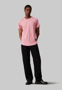 Calvin Klein Jeans BADGE TURN UP SLEEVE - Camiseta básica - rose dusk