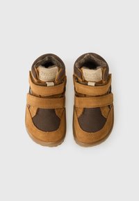 Bruine suède en mesh peuterschoenen met twee verstelbare klittenbandsluitingen, afgeronde neuzen en een stevige rubberen zool voor grip.