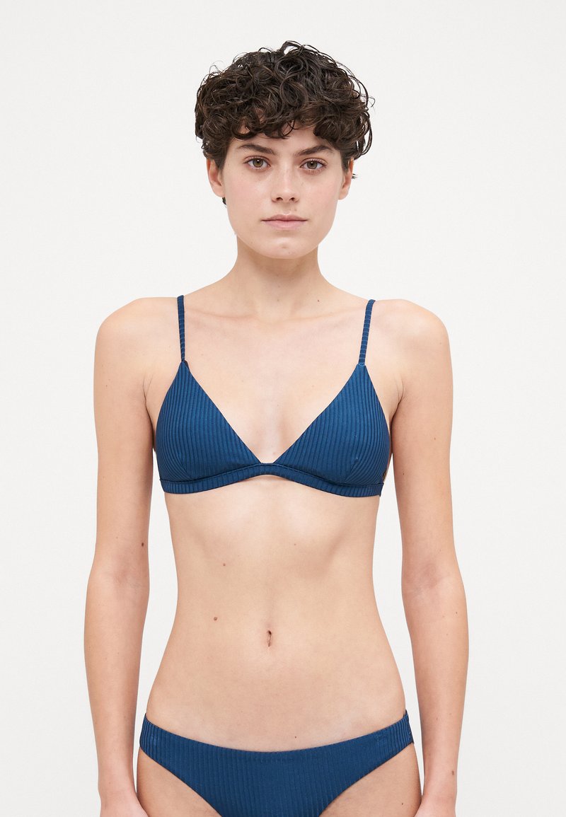 Set bikini a righe di colore blu navy, composto da un top triangolare con spalline sottili e slip coordinati a vita bassa, realizzati in un tessuto liscio e strutturato.