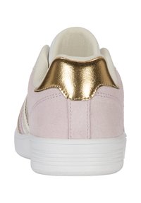 Rosa Wildledersneaker mit weißer Gummi-sohle, goldmetallischem Fersenakzent und mehrfarbigen Streifen an der Seite. Weicher Stoff und lässiges Design.