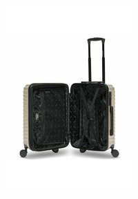 Beige Hartschalenkoffer, geöffnet, mit schwarzem Innenfutter, Innengurten, einem Reißverschlussnetzfach und einem ausziehbaren Teleskopgriff auf vier Rollen.