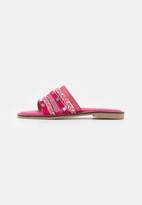 Rosa slide-sandaler med flera texturerade remmar med färgglada accenter och en platt, naturfärgad sula. Öppen tå-design.