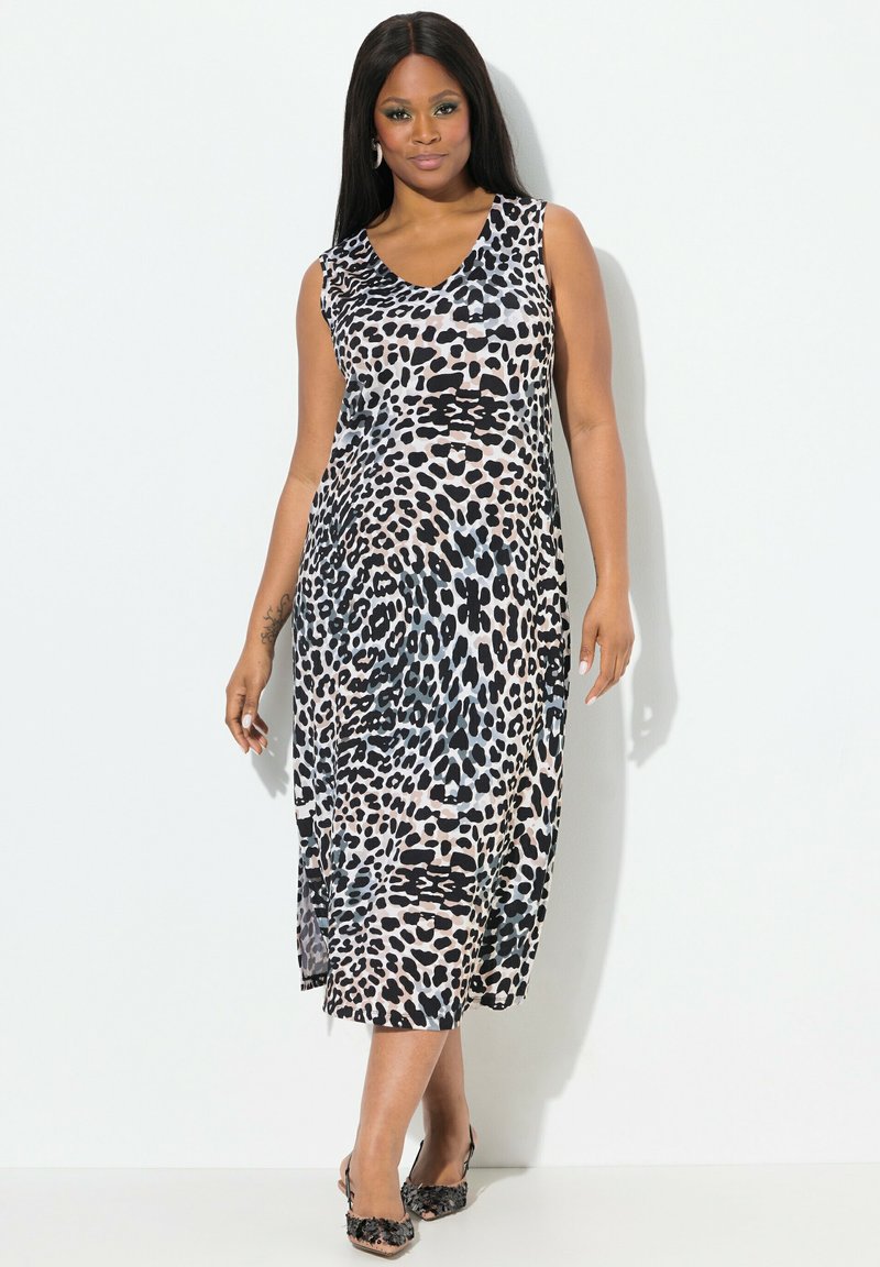 Robe maxi sans manches en imprimé léopard dans des tons de beige et noir, avec une coupe décontractée et des fentes sur les côtés pour faciliter les mouvements.
