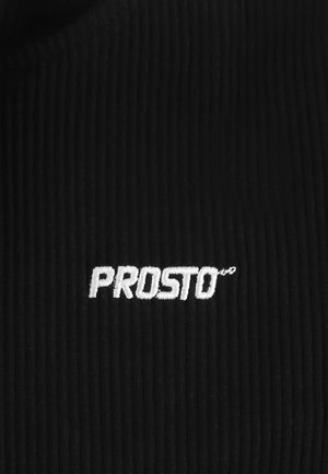 Czarny prążkowany materiał z białym haftowanym napisem "PROSTO" w minimalistycznym stylu, prezentujący teksturowaną powierzchnię.