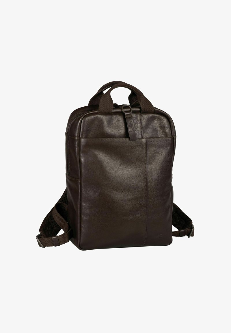 Sac à dos en cuir marron foncé avec deux poignées courtes, des bretelles ajustables et rembourrées, et une poche avant zippée.