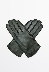 Guanti in pelle nera con una texture liscia, cinque dita e un design del polsino arrotondato, disposti ordinatamente in una posizione incrociata.
