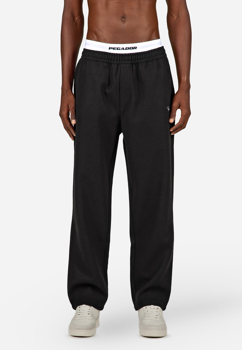 Zwarte sweatpants met een relaxte fit, elastische tailleband met het "PEGADOR" logo en zijzakken. Gladde textuur en enkelboorden.