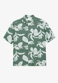Kortermet skjorte i grønt stoff med store hvite bladmønstre og knappestolpe foran. Uformell stil med spread collar.