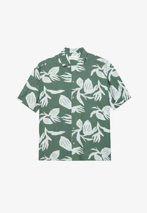 Košlja s kratkimi rokavi iz zelene tkanine, ki vsebuje velike bele vzorce listov in zasnovo z gumbi spredaj. Priložnostni slog z razširjenim ovratnikom.
