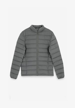 Szary puchowy kurtka z zapięciem na zamek, wysokim kołnierzem i pikowanym wzorem. Posiada poziome panele i miękki, lekki materiał.