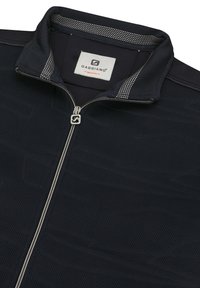 Chaqueta negra texturizada con cremallera, cuello alzado, cremallera plateada y etiqueta blanca que dice "GABBIANO Medium" en el interior del cuello.