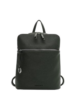 Sort tekstureret læderrygsæk med lynlåslomme foran, dobbelt toplynlåse og håndtag, med diskret "Suri Frey"-logo på fronten.