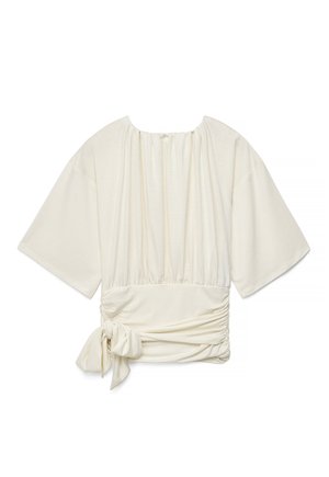 Valgehalli tooniga pluus laiade küünarvarseni ulatuvate varrukatega, kogutud kaeluse ja vasakul küljel sõlmitud voltidega vööümbrisega.