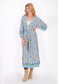 Kimono floral dengan aksen biru dan kuning, terbuat dari kain ringan. Memiliki ikatan di pinggang, lengan lebar, dan potongan setinggi lutut.
