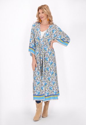 Kimono floreale con accenti blu e giallo, realizzato in tessuto leggero. Presenta una vita regolabile, maniche larghe e un taglio fino al ginocchio.