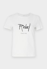 T-shirt bianca in cotone con maniche corte, caratterizzata dalla stampa "Rebel" in corsivo nero e "PATRIZIA PEPE" sottostante. Design semplice e classico.