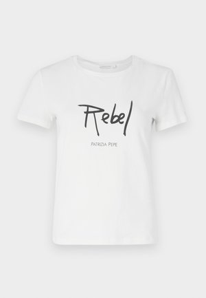 T-shirt bianca in cotone con maniche corte, caratterizzata dalla stampa "Rebel" in corsivo nero e "PATRIZIA PEPE" sottostante. Design semplice e classico.