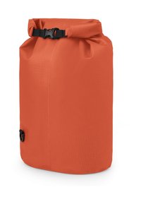 Bolsa impermeable enrollable de color naranja, fabricada con tejido texturizado, que cuenta con un seguro de hebilla negra y un orificio de drenaje lateral.