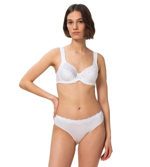 Witte beha met kantafwerking, voorzien van voorgevormde cups en brede schouderbanden, gecombineerd met bijpassende witte slip met een golvende kant tailleband.