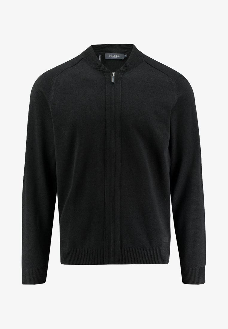 Černý pletený cardigan se zipovým uzávěrem, žebrovaným límcem a manžetami a hladkou texturou. Má decentní logo na dolním pravém lemu.