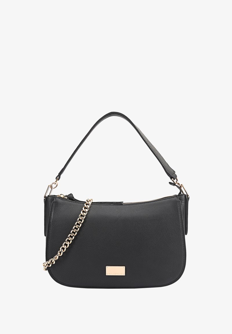 Zwarte leren handtas met een gebogen vorm, voorzien van een gouden kettingband en een subtiele metalen logo plaat. Gladde textuur met een ritsafsluiting.