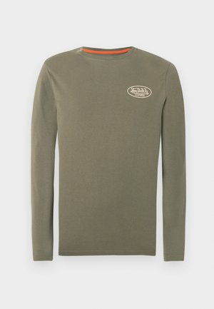 Oliiviroheline pikkade varrukatega ümarkaelusega särk, millel on ülemisel vasakul rinnal väike valge "Von Dutch California" logo.