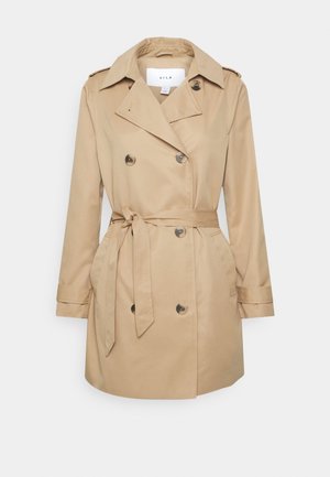Trench beige doppiopetto con cintura in vita, ampi revers, spalline e polsini abbottonati.